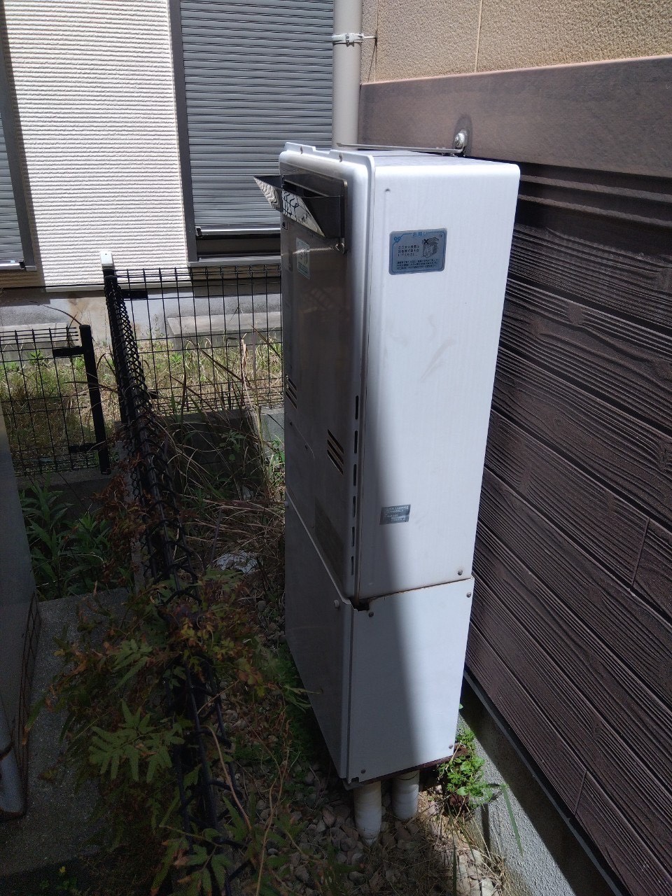 兵庫県加古川市Yガス給湯器の施工事例工事前写真