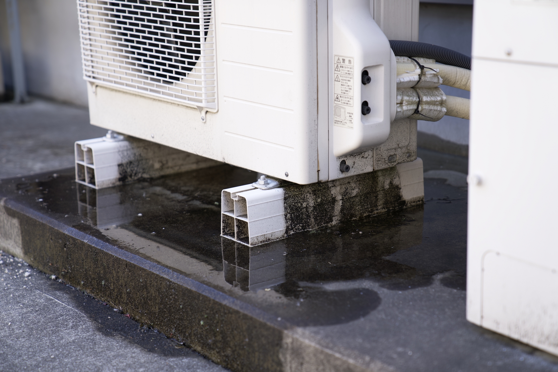 エコキュート【室外機の水漏れ原因と修理代】放置してはダメな例も
