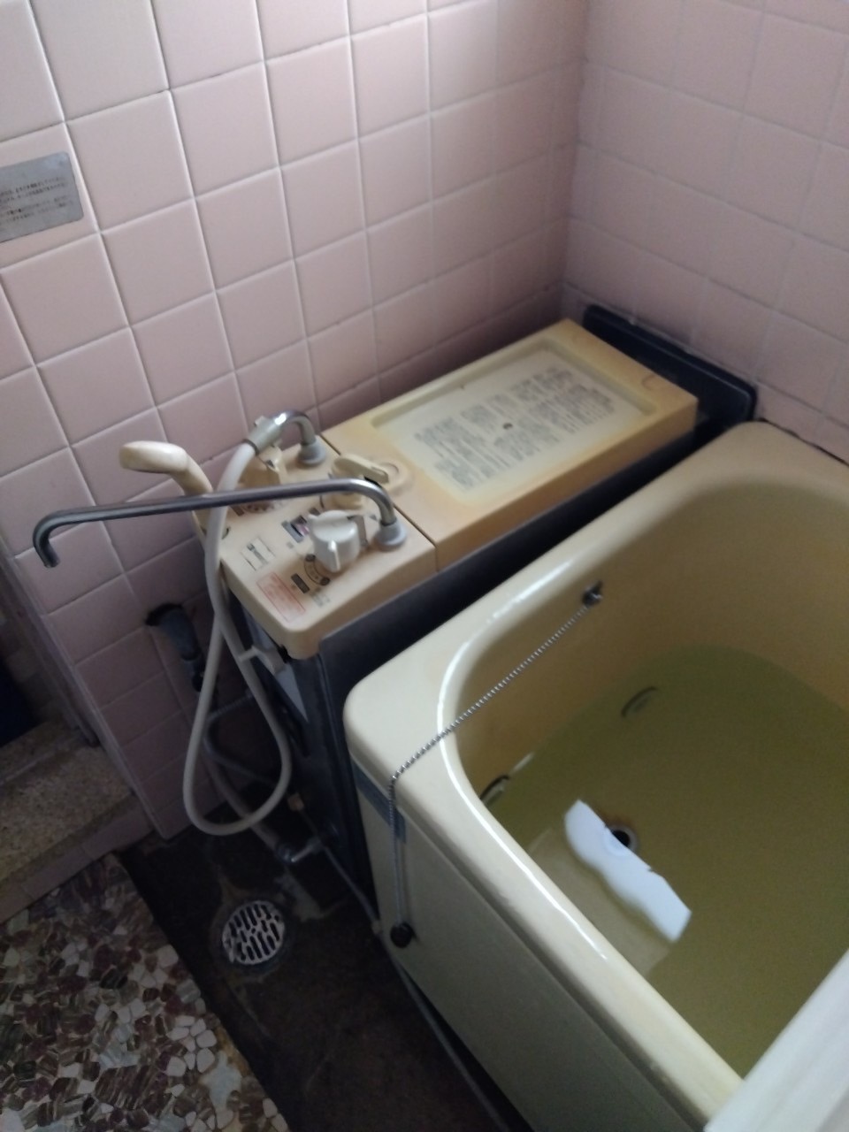兵庫県明石市Kガス給湯器の施工事例工事前写真