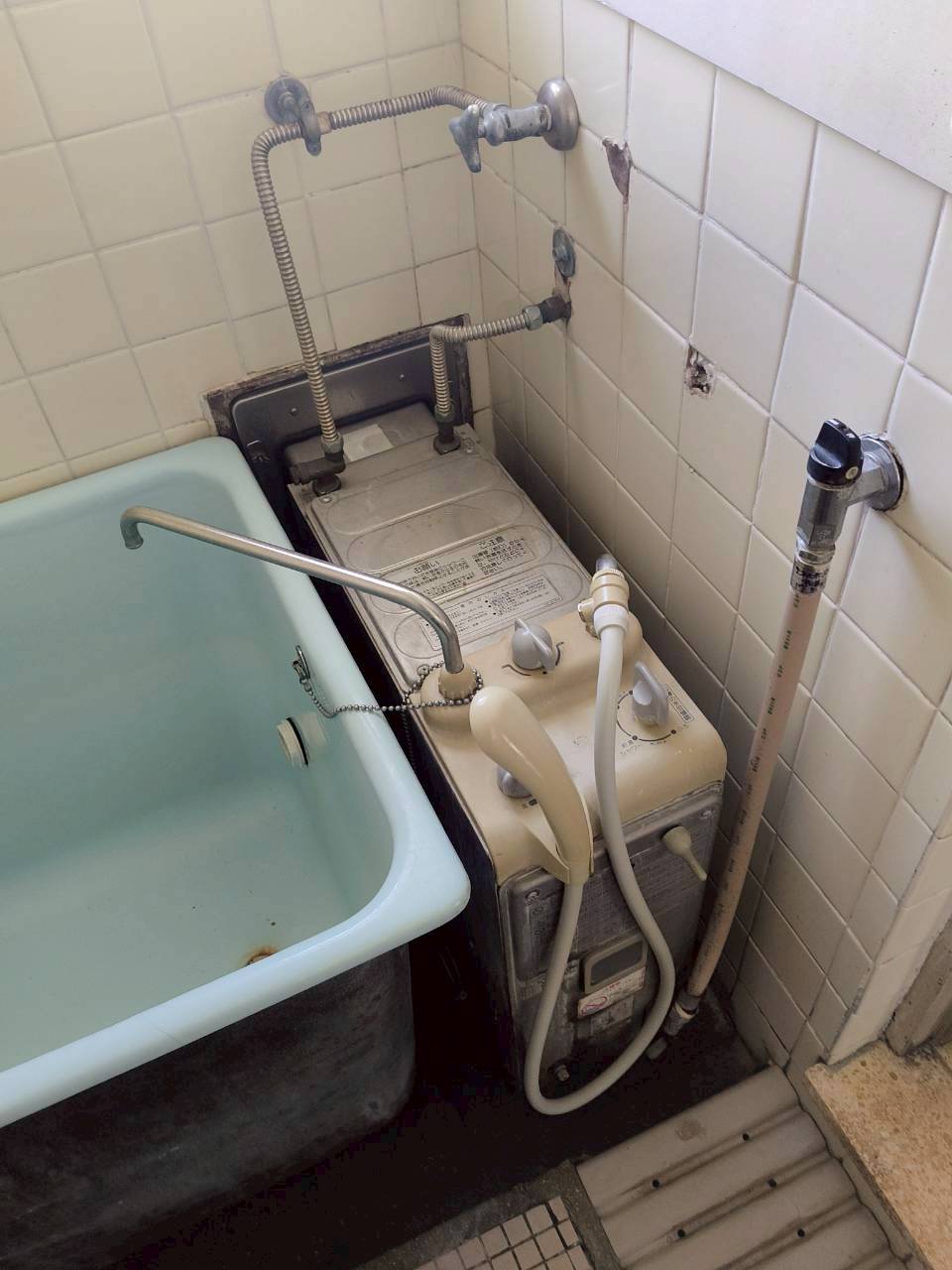 兵庫県明石市Mガス給湯器の施工事例工事前写真