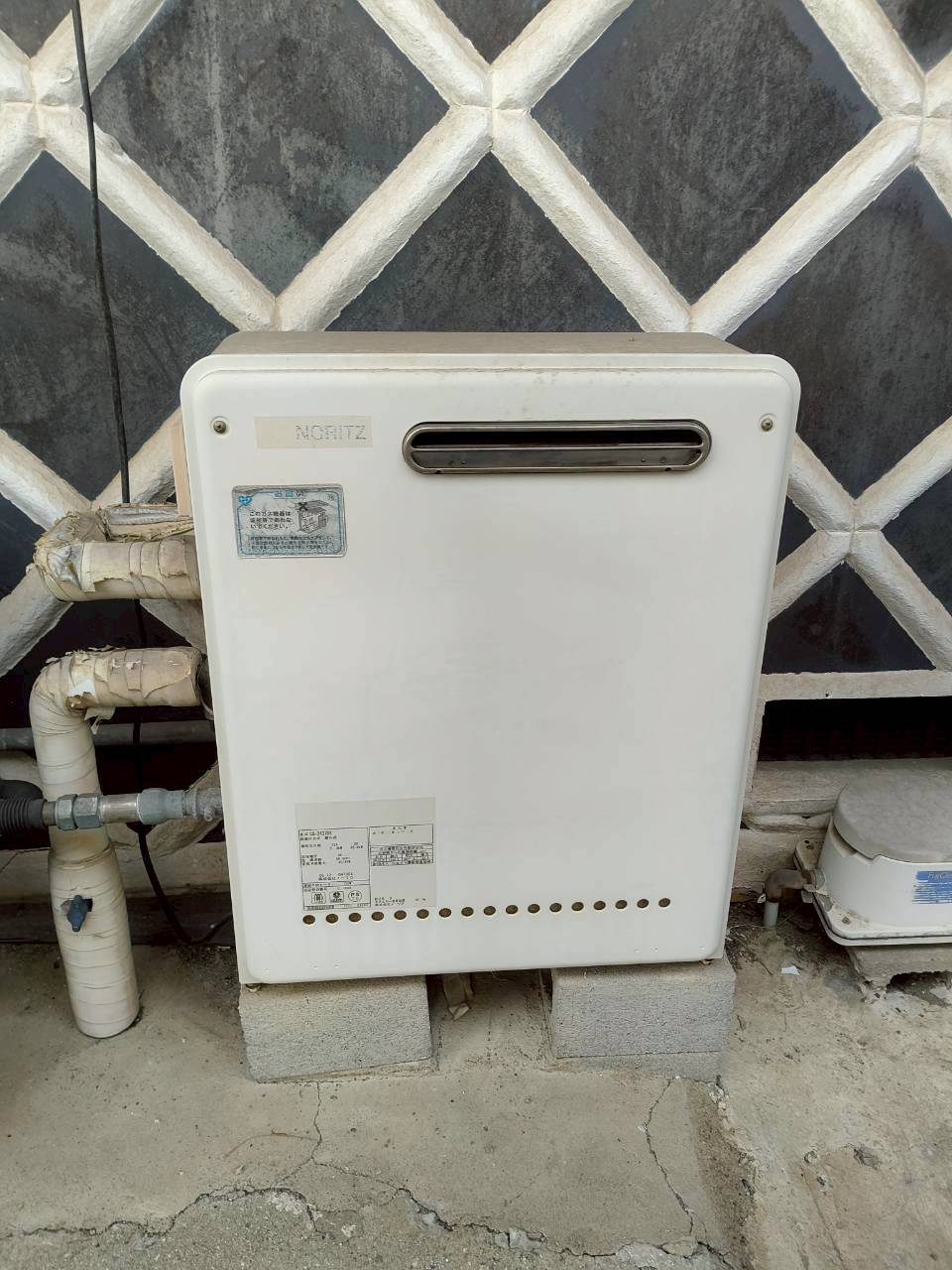 兵庫県明石市Yガス給湯器の施工事例工事前写真