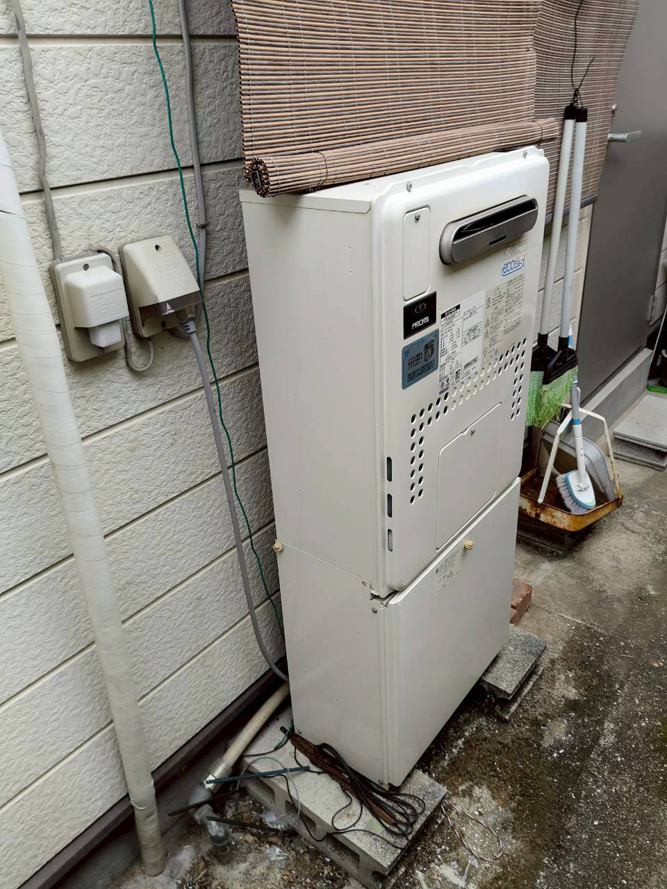 兵庫県宝塚市Sガス給湯器の施工事例工事前写真