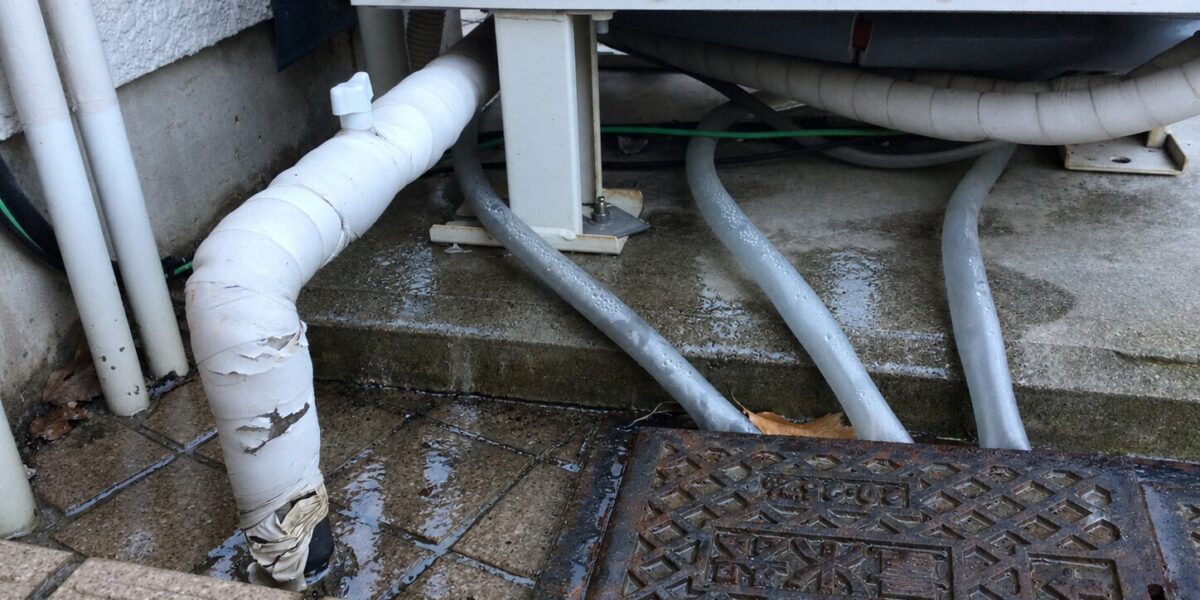 電気温水器から水漏れしたら？止め方・原因・修理費用と交換の目安