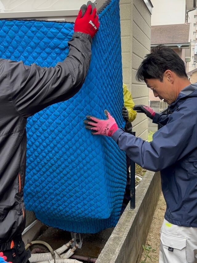 3人で力を合わせてエコキュートを設置している様子です💪
重たい機材も声を掛け合いながら丁寧に運び、安全に取り付けを進めていきます。
チームで動くからこそ、スムーズで確実な施工ができる。
そんな現場の連携力が、スマイルサポート住宅の強みです✨
今日も一件一件、心を込めて施工しています🌼

#エコキュート #給湯器 #明石市 #採用 #未経験大歓迎