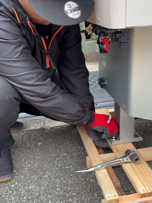 エコキュートの設置作業の様子です🐻
ひとつひとつのボルトを丁寧に締めて、しっかりと固定していきます。
見えない部分こそ大切に、確実な施工を心がけています😊
こうした細かい作業の積み重ねが、お客様の安心につながります💡
スマイルサポート住宅では、今日も現場で丁寧な仕事を続けています。

#エコキュート #給湯器 #明石市 #採用 #未経験大歓迎