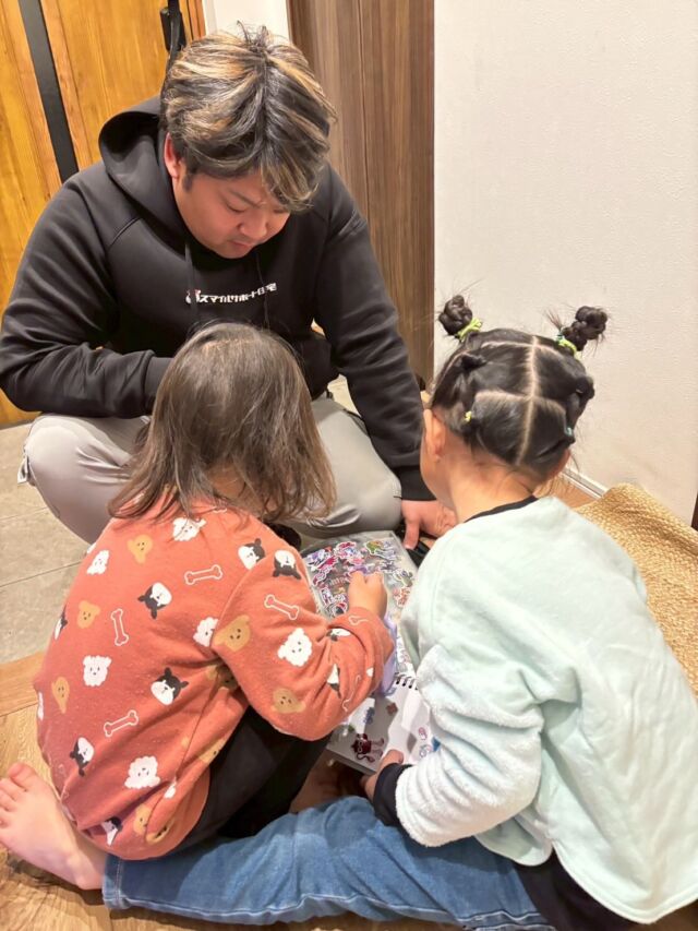 お客様のお子さんとシール交換をしているワンシーンです🌼
実は社長自身もシール帳を持っていて…🤭
この日は一緒にページを開きながら楽しく交換しました📒✨
現場だけでなく、こんなふうにお客様との温かいやり取りが生まれるのも、スマイルサポート住宅らしさのひとつ😌💭
子どもたちの笑顔に、こちらまで元気をもらった時間でした😊

#エコキュート #給湯器 #明石市 #採用 #未経験大歓迎