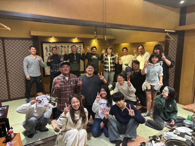 忘年会の様子です✨
今年もたくさんの現場を乗り越え、こうして仲間やご家族と笑顔で集まれることが本当にありがたい時間でした😊✨
普段は現場で真剣に向き合うメンバーも、この日はリラックスした表情でにぎやかに交流💭
一年の締めくくりに、チームの温かさをあらためて感じられました☺️
来年もみんなで力を合わせて、よりよいサービスを届けていきます！

#エコキュート #給湯器 #明石市 #採用 #未経験大歓迎