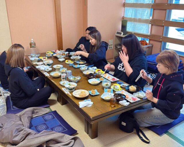 ハコブネさんがサプライズで会いに来てくれて、急きょみんなでお昼ごはんへ😊✨
美味しいごはんを囲みながら、仕事の話もプライベートの話もワイワイと☺️🌼
こうした何気ない時間が、チームの雰囲気をさらに良くしてくれますね。
とても楽しいひとときでした💡

#エコキュート #給湯器 #明石市 #採用 #未経験大歓迎