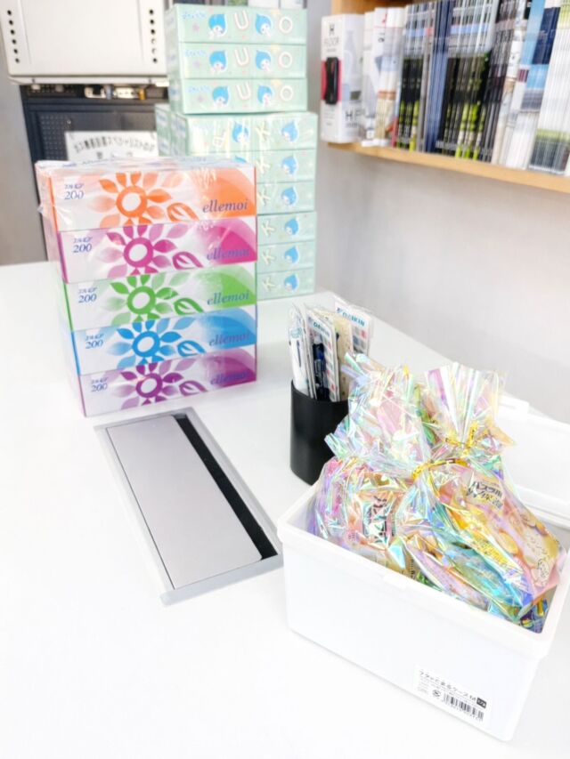 ご来客用のちょっとした準備です😊
お越しいただいた方に、少しでもリラックスしてもらえるように✨
ティッシュや文具、ささやかですが気持ちを込めたお菓子もご用意しています🍬
打ち合わせの時間が、心地よいひとときになりますように。
スマイルサポート住宅は、細かな気配りも大切にしています🌱

#エコキュート #給湯器 #明石市 #採用 #未経験大歓迎