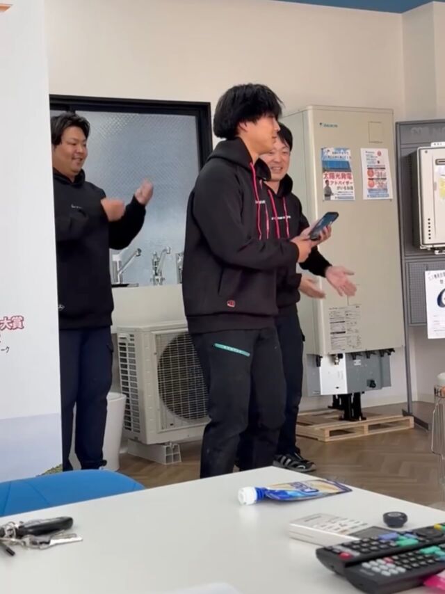 TikTok撮影中📱🎥

今回は…まさかのダンス動画？💃🕺✨
現場だけじゃなく、ノリとチームワークも全力🔥

みんなで笑いながら撮影📸
こういう時間があるからこそ、普段の仕事も一致団結できます💪

「仕事は真剣に、楽しむ時は全力で」
そんな会社です😆✨

#エコキュート #給湯器 #明石市 #採用 #未経験大歓迎