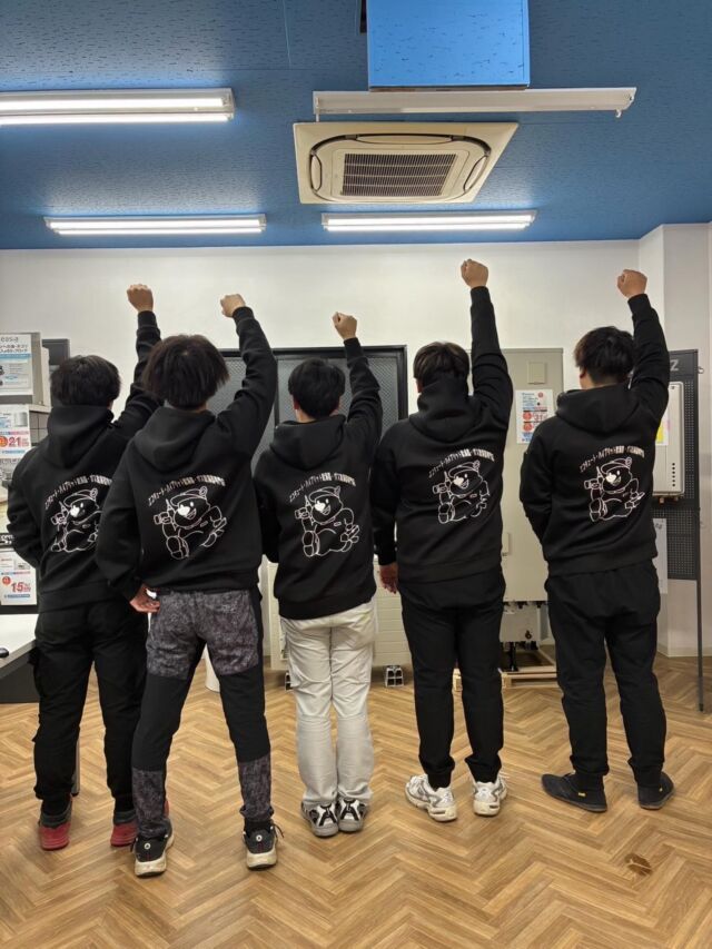 後ろ姿でパシャリ📸✨
みんなが着ているのは、スマイルサポート住宅のオリジナルパーカーです👕

背中にはイメージキャラクター入り🐻
現場でもイベントでも、チームの一体感がぐっと高まります💪🔥

揃いの服を着ると、自然と気持ちもひとつに🤝
これからもチームワークを大切に、元気に取り組んでいきます！

#エコキュート #給湯器 #明石市 #採用 #未経験大歓迎